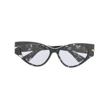 cat eye-frame sunglasses